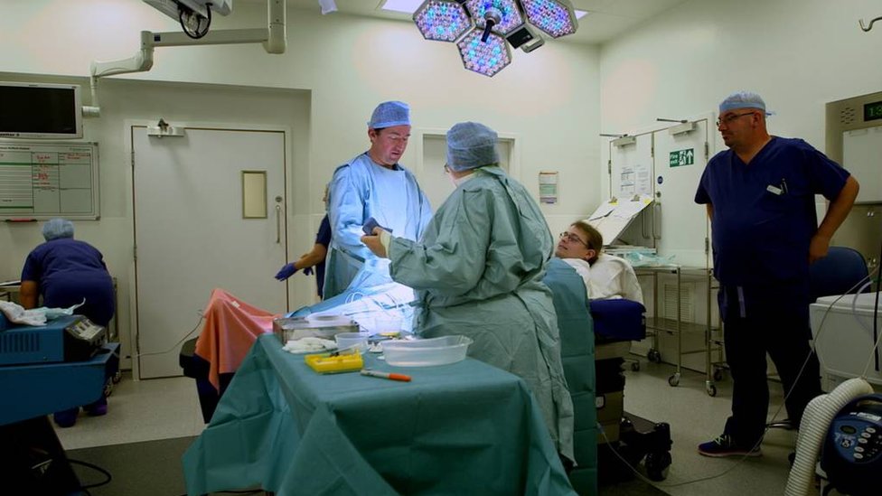 Pritchard permitió a la BBC filmar su vasectomía como parte de un documental. Pritchard en la sala de operaciones rodeado por médicos