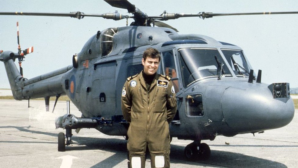 El príncipe Andrés, duque de York, en la estación aeronaval de Portsmouth, frente a un helicóptero Westland Navy Lynx en 1983
