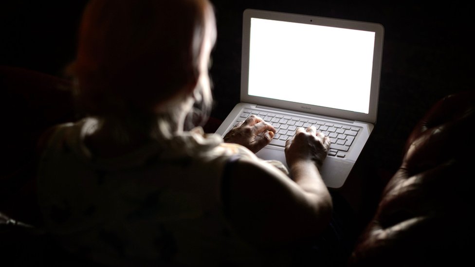 امرأة تستخدم جهاز كمبيوتر