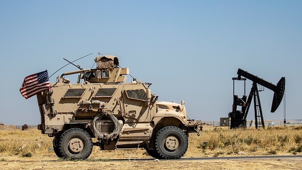 Военная машина США патрулирует возле нефтяных месторождений в Сирии