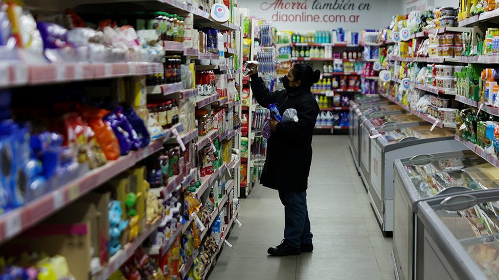 Una persona comprando en un supermercado en Argentina
