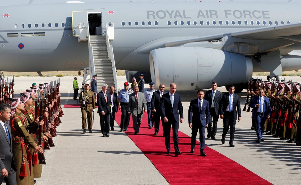كان الأمير وليام قد وصل الأردن يوم الأحد، حيث استقبله ولي العهد الأردني الأمير الحسين بن عبد الله الثاني في مطار ماركا.