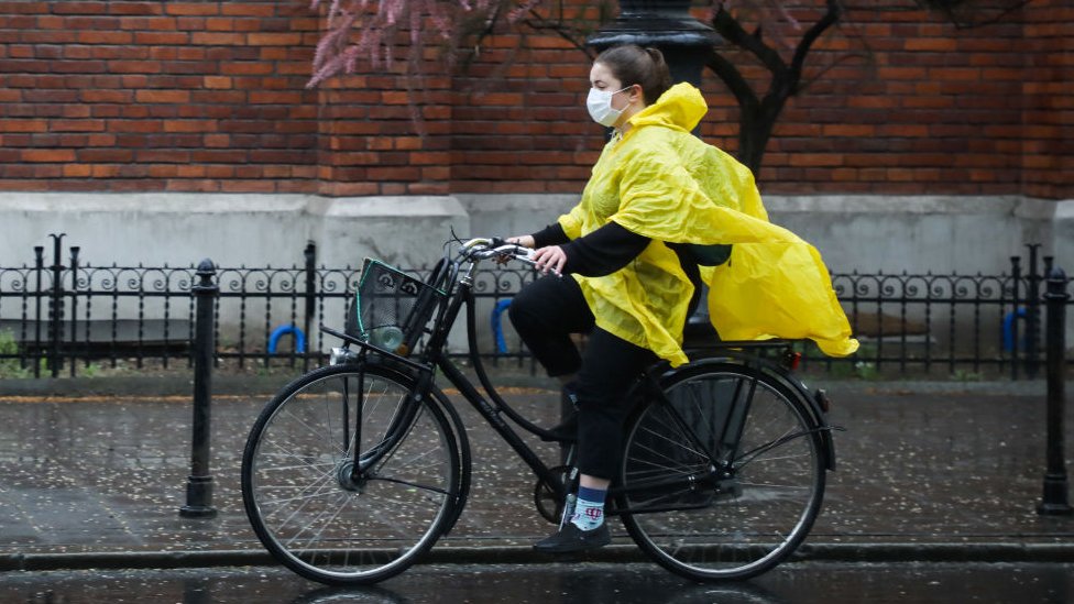 La pandemia puede ser una oportunidad para repensar las ciudades. Una joven en bicicleta.