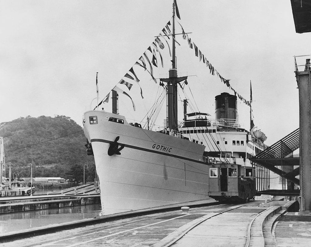 El transatlántico Gothic ingresó a las esclusas de Pedro Miguel, en el Canal de Panamá, llevando a la reina Isabel II y al príncipe Felipe, duque de Edimburgo, en su gira por la Commonwealth, en noviembre de 1953.