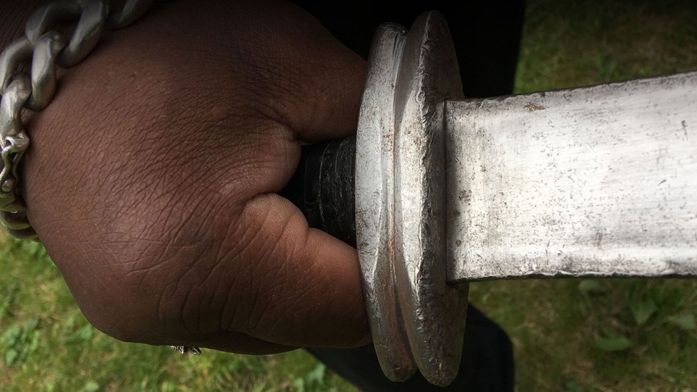 El color de tu piel puede hacer más difícil que te acepten. Empuñando una espada