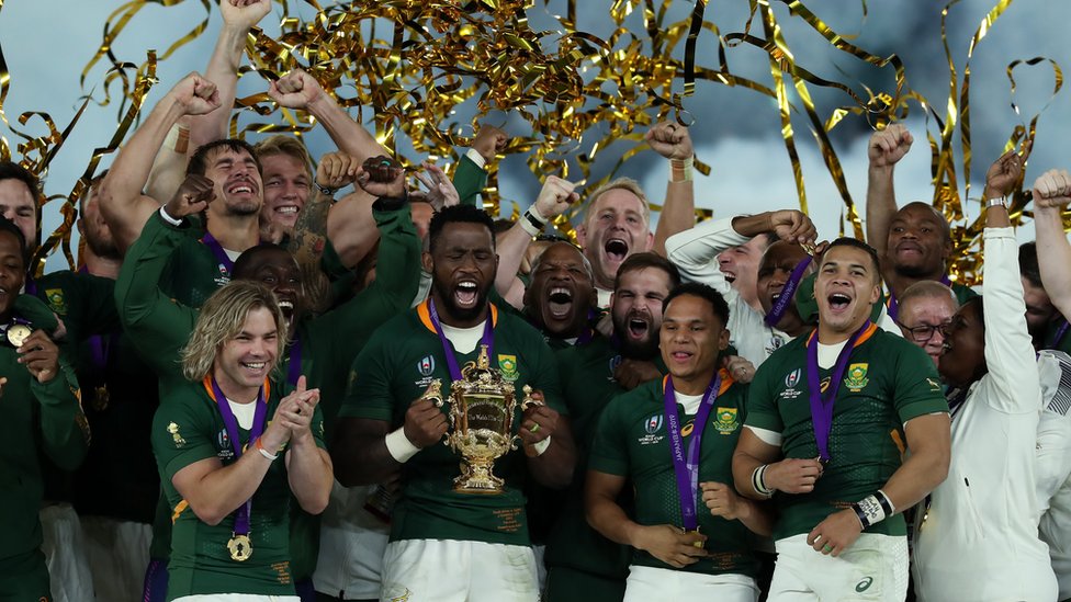 Спрингбоки из Южной Африки празднуют вручение трофея чемпионата мира