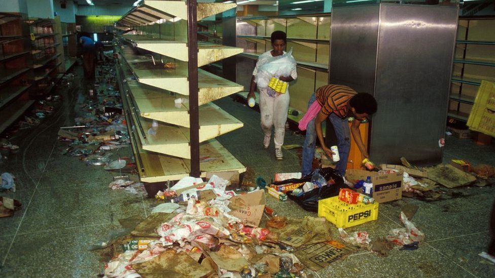 Interior de un supermercado en Venezuela durante las protestas que se vivieron en febrero de 1989.