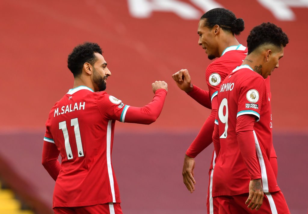محمد صلاح محتفلا بهدفه الأول في مرمى ليدز يونايتد مع زميله فيرجيل فان دايك، 12 سبتمبر/أيلول 2020