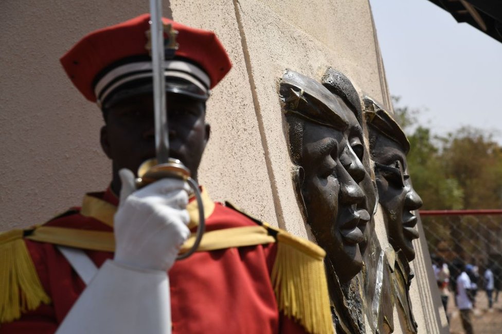 Солдат стоит под бронзовой статуей бывшего президента Буркина-Фасо Томаса Санкары 2 марта 2019 года.