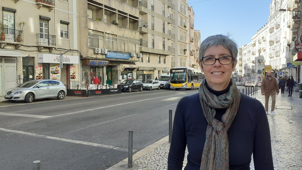 Patrícia sorri em rua de Portugal