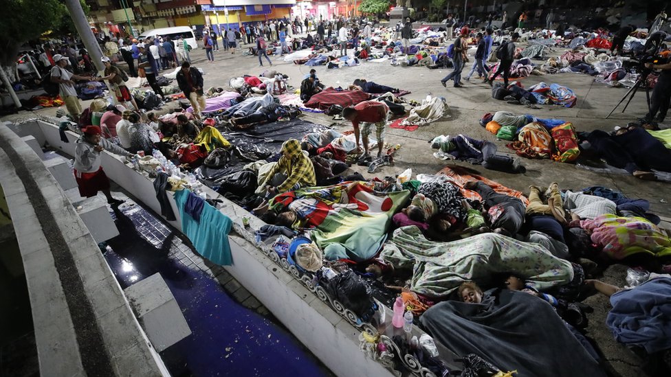 Migrantes de la caravana descansan en una plaza de Chiapas