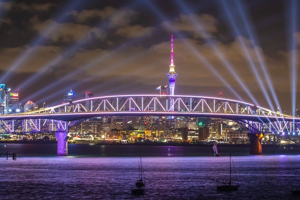 Tāmaki Makaurau Auckland Welcomes 2022 With New Year's Eve Celebrations AUCKLAND, NEW ZEALAND - JANUARY 01: A light show from the Skytower and harbour bridge during Auckland New Year's Eve celebrations on January 01, 2022 in Auckland, New Zealand. The light show named 'Auckland Is Calling' replaces the normal fireworks due to government COVID-19 restrictions but signifies a welcome to visitors from New Zealand and eventually the world to the region . (Photo by Dave Rowland/Getty Images for Auckland Unlimited)
