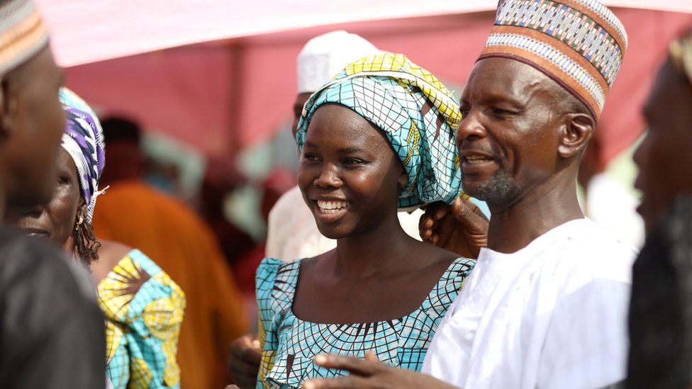 Hubo lágrimas, pero también sonrisas de felicidad. Una chica sonríe junto a un hombre mayor.