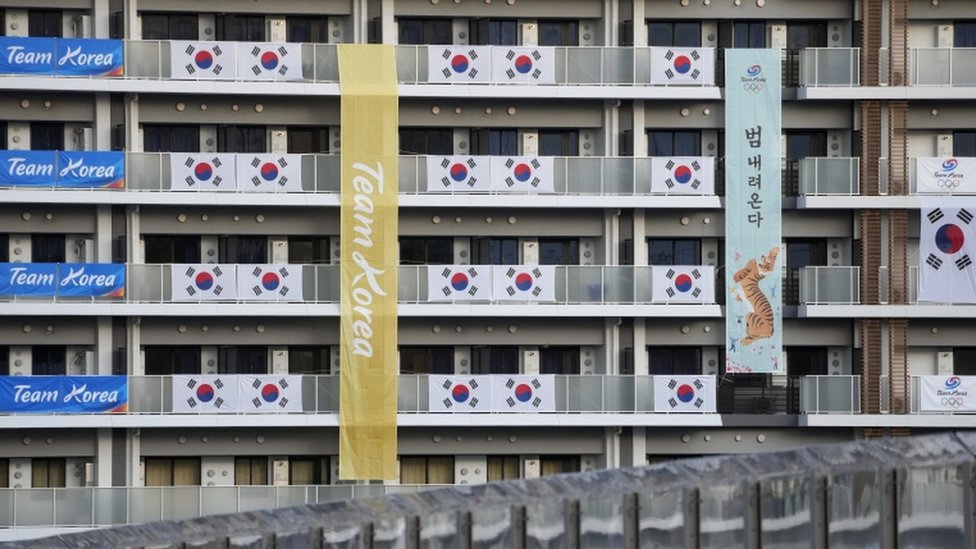 Las banderas del equipo olímpico de Corea del Sur se muestran en los edificios que albergan a los participantes de los Juegos Olímpicos en la Villa Olímpica de Tokio, Japón, el 19 de julio de 2021.