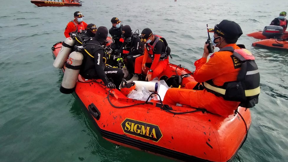 Sriwijaya Air crash: Indonesia divers search wreckage as black box hunt resumes