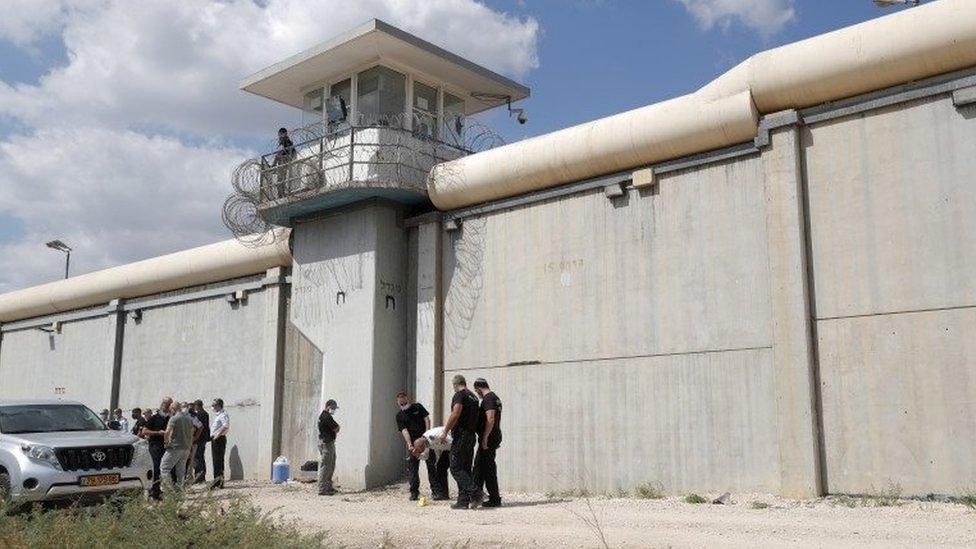 Agentes de seguridad de Israel inspeccionan las afueras de la prisión de Gilboa.