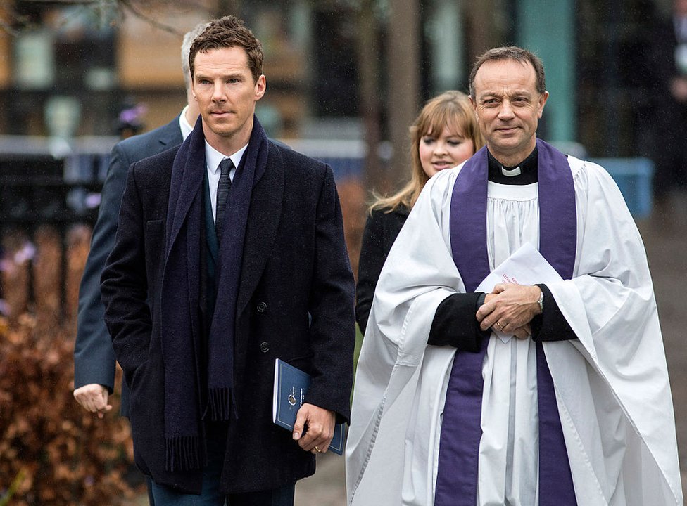 Актер Бенедикт Камбербэтч (слева) и каноник Майк Харрисон прибывают в Лестерский собор на церемонию перезахоронения короля Ричарда III 26 марта 2015 года в Лестере, Англия.