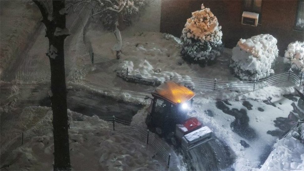 La ciudad de Nueva York trabaja en la liempieza de nieve en las calles.