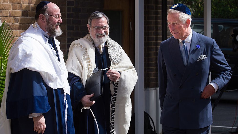 Главный раввин Эфраим Мирвис, лорд Сакс и принц Уэльский, на фото 2013 г.