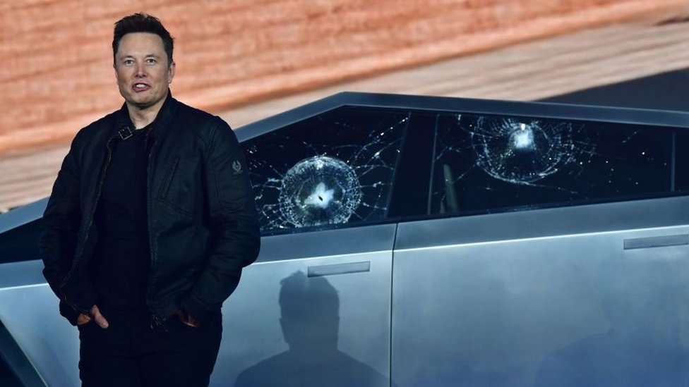 Elon Musk frente al cybertruck