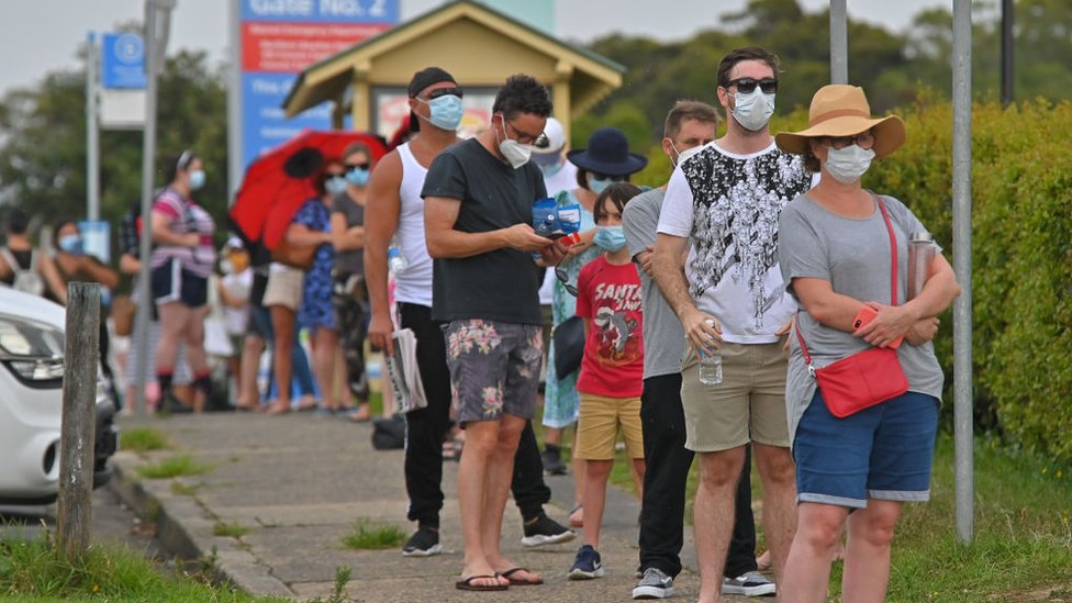 Covid: Sydney residents urged to stay home amid new outbreak