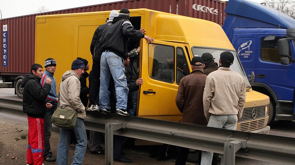Trabajadores de Tayikistán suben a una furgoneta a las afueras de Moscú.