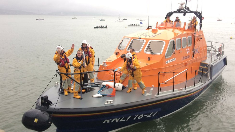 RNLI приносит Королевскую дубинку в Mumbles, Суонси