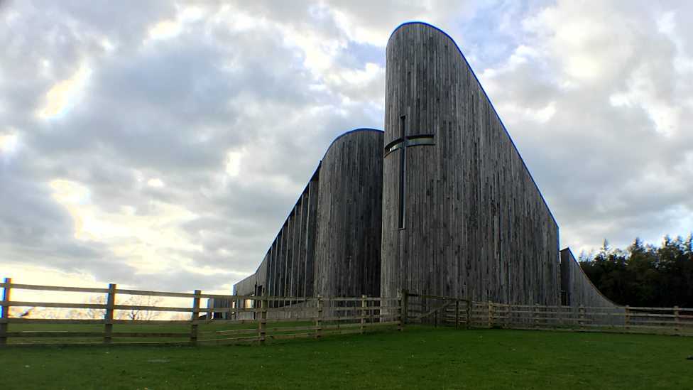 El monasterio es uno de los más modernos del mundo y su diseño simboliza las plegarias yéndose al cielo. Monasterio