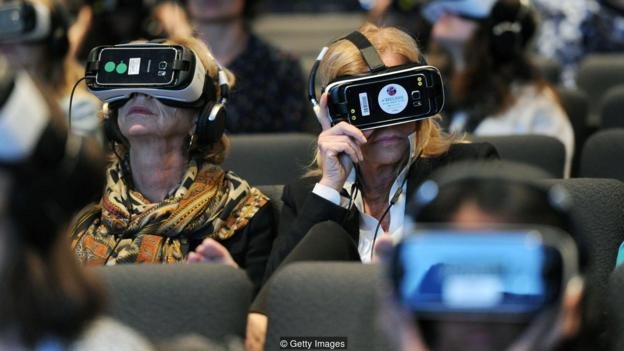 Penonton memakai headset realitas virtual di acara An Evening with Lynette Wallworth pada 2016.