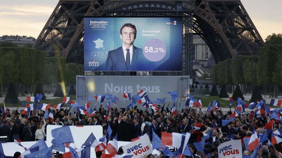 Image shows Macron supporters before the Eiffel Tower