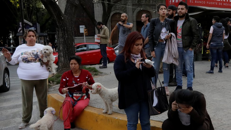 Personas esperan en la calle tras el sismo Personas esperan en la calle tras el sismo