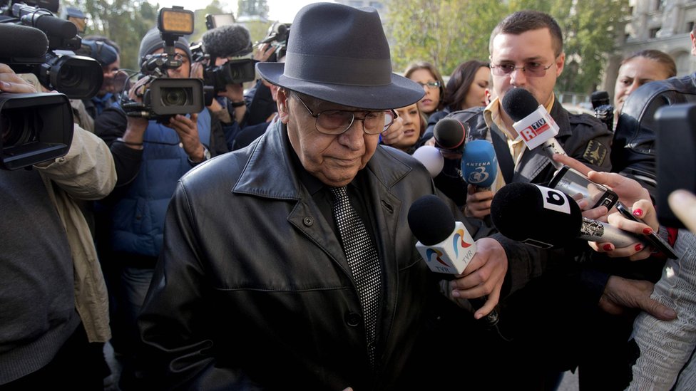 Ион Фичиор в окружении журналистов после предъявления ему обвинения в 2013 году (фотография из файла)