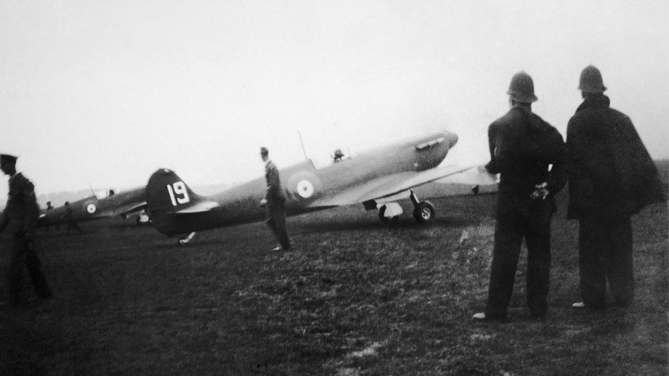Spitfires Даксфорда на открытии аэродрома Маршалла, Кембридж, 14 октября 1938 года. Это был первый публичный показ самолета