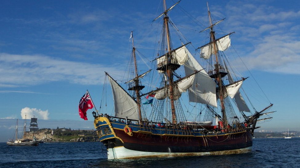 Копия корабля капитана Кука HMS Endeavour прибывает в Сиднейскую гавань