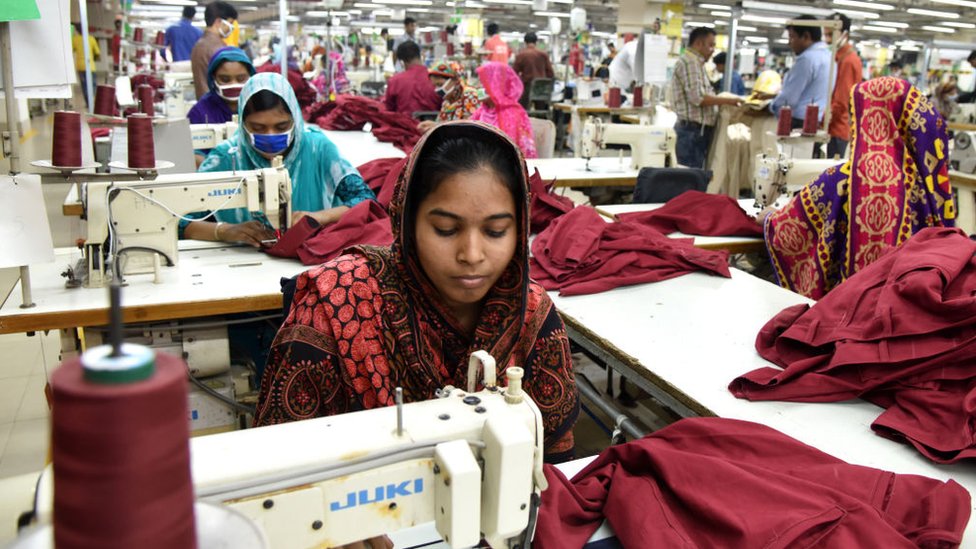 Una mujer frente a una máquina de coser en una fábrica de confección en Daca, febrero 2020.