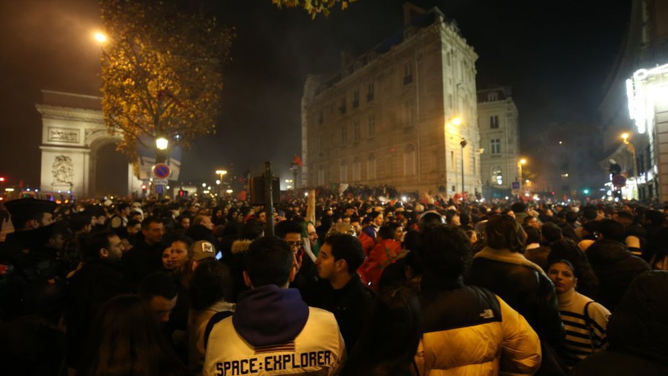 En París, los marroquíes se reunieron en Champs-Élysées, en torno al Arco del Triunfo.