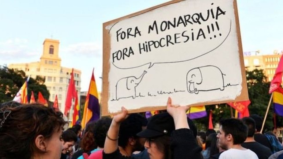 رحلة صيد الأفيال تسببت في احتجاجات غاضبة تطالب بتنحي خوان كارلوس