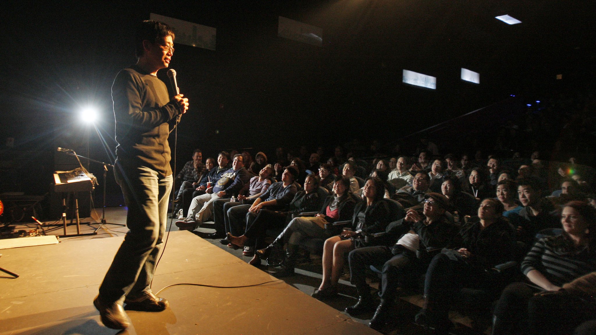 2010年12月3日,華裔喜劇演員黃西(Joe Wong)在美國某獨立劇院表演。