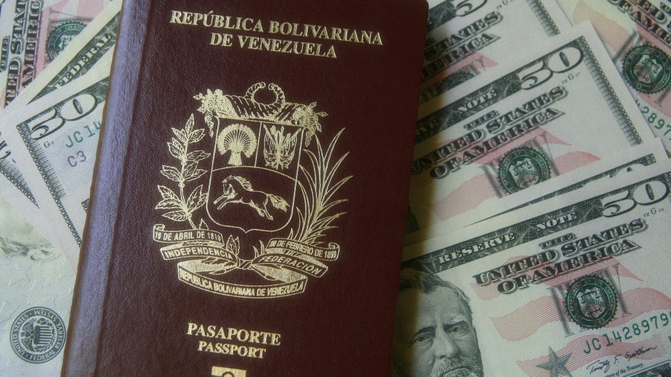 Pasaporte de Venezuela con billetes de dólar
