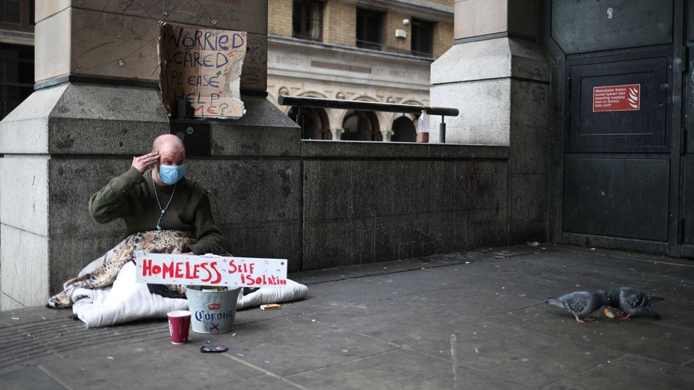 Бездомный мужчина в защитной маске замечен в Вестминстере, где продолжается распространение коронавирусной болезни (COVID-19), Лондон, Великобритания