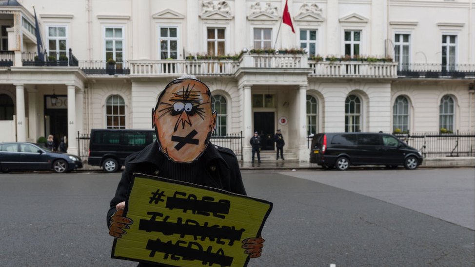 Af Örgütü Türkiye'de ifade özgürlüğüne yönelik baskıları protesto etmek için Londra'daki Türkiye Büyükelçiliği önünde eylem düzenlemişti