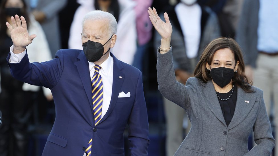 Joe Biden y Kamala harris saludan