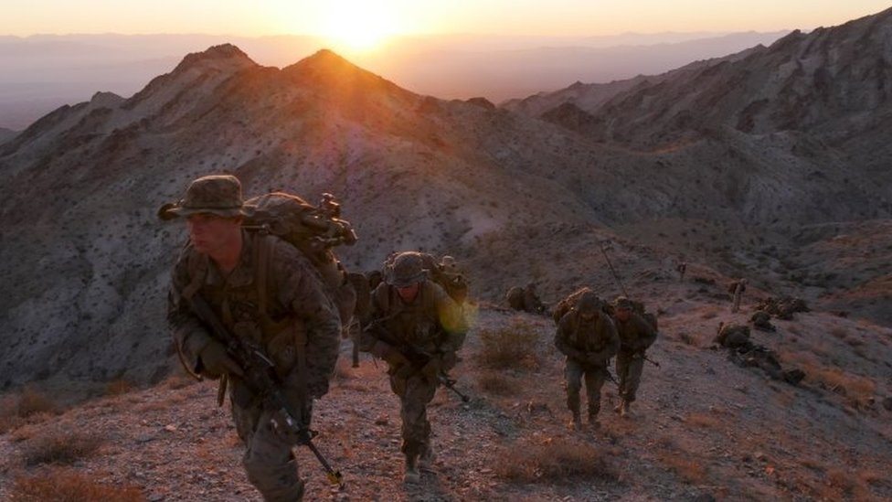 "El curso requiere habilidad en el campo y fuerza y resistencia para llevar un equipo de hasta 68 kilos", detalla el periódico The Washington Post. Marines participando en el entrenamiento para ser oficiales de infantería.