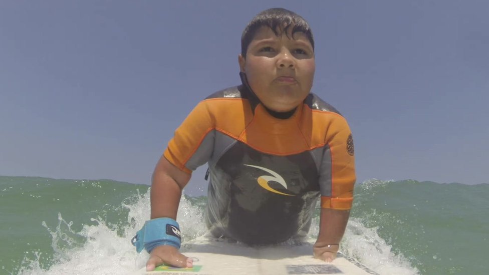 Davi, de 11 anos, surfando