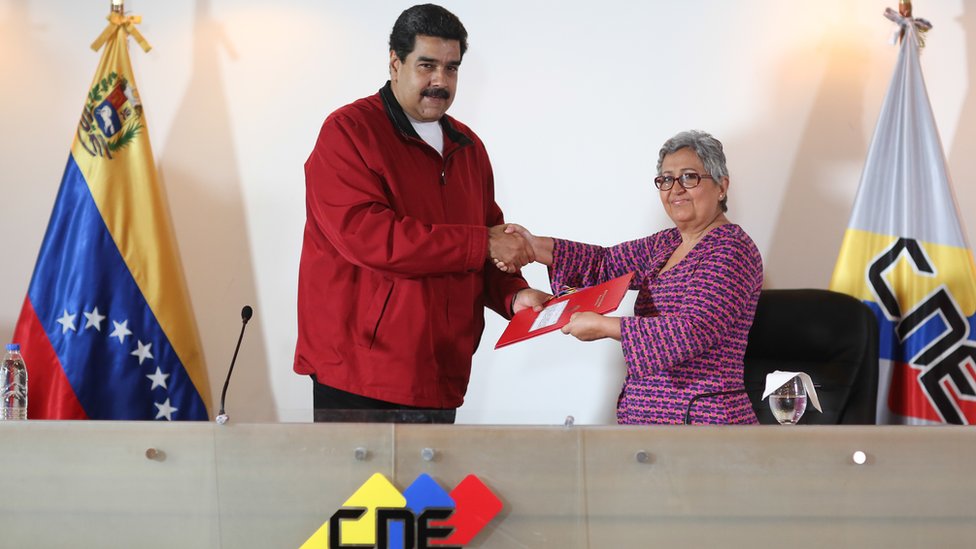 Maduro entregó este martes al CNE las bases para la convocatoria a la Constituyente. Nicolás Maduro y Tibisay Lucena