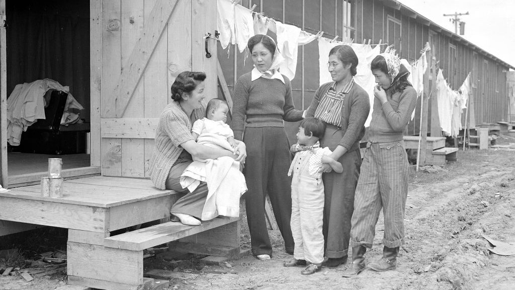 Personas de ascendencia japonesa en uno de los centros de reunión en Salinas, California, donde vivieron temporalmente antes de ser trasladados a los centros de reubicación. 31/03/1942.