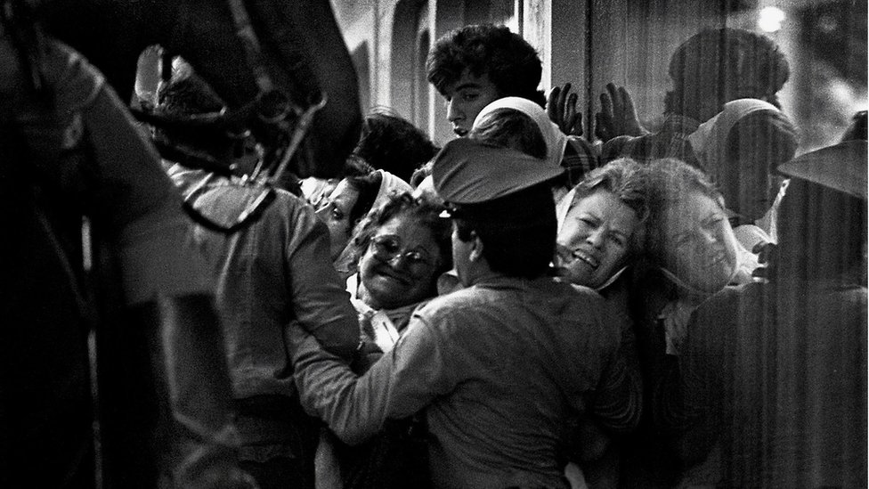 Мадрес-де-Пласа-де-Майо пытается пройти через полицейский кордон во время второго Марша сопротивления пропавших без вести сыновей и дочерей в декабре 1982 года