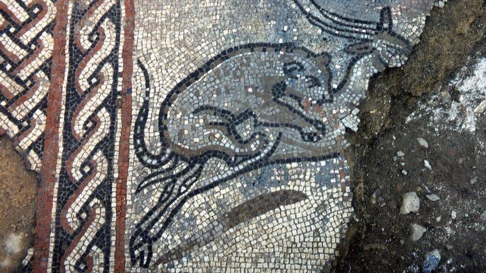 Фрагмент мозаики с леопардом и антилопой от Dewlish (цвета такие же, как когда она была впервые выставлена ??в 1974 году)