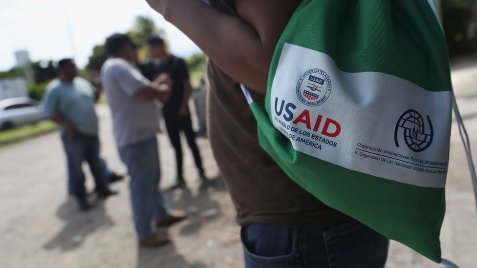 La amenaza de un recorte de la cooperación estadounidense explica la decisión, pero sólo en parte. Bolsa con el logo de USAID en Honduras
