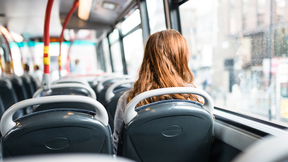 Mujer que viaja sin acompañante en un autobús